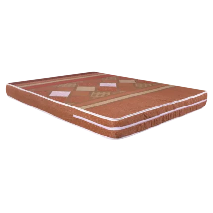 Colchoneta acolchada de color marrón con diseño geométrico, vista en perspectiva mostrando su altura.
