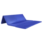 Colchoneta de camping azul parcialmente plegada para facilitar el almacenamiento.