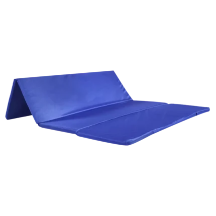 Colchoneta de camping azul parcialmente plegada para facilitar el almacenamiento.