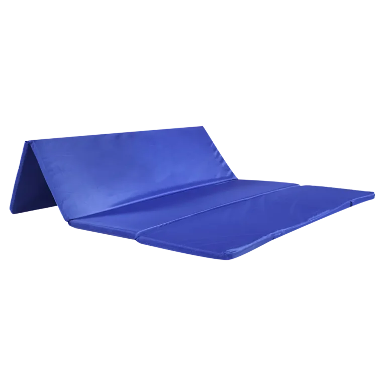 Colchoneta de camping azul parcialmente plegada para facilitar el almacenamiento.