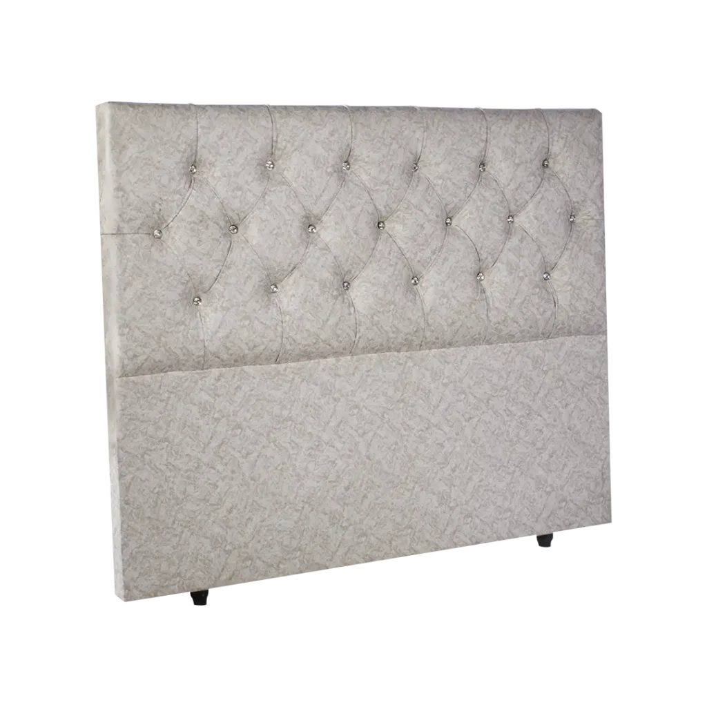 Detalle del diseño capitoneado del espaldar beige, destacando los botones tipo diamante