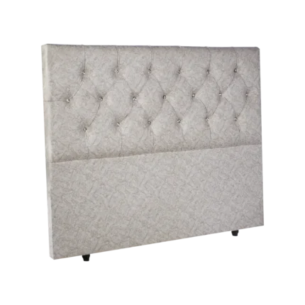 Detalle del diseño capitoneado del espaldar beige, destacando los botones tipo diamante