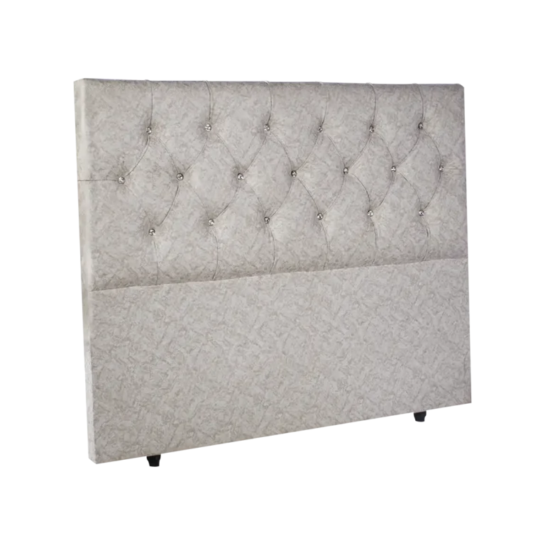 Detalle del diseño capitoneado del espaldar beige, destacando los botones tipo diamante